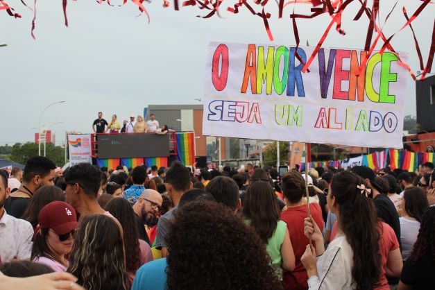 #ParaTodosVerem Na foto, o público da 4ª Parada LGBTQIA+ de Criciúma