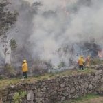 #ParaTodosVerem Na foto, bombeiros peruanos lutam para evitar que um incêndio florestal avance sobre Machu Picchu