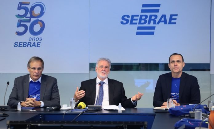 Sebrae #ParaTodosVerem Na foto, o presidente do Sebrae, Carlos Melles e outros dois representantes da instituição na apresentação do Atlas dos Pequenos Negócios