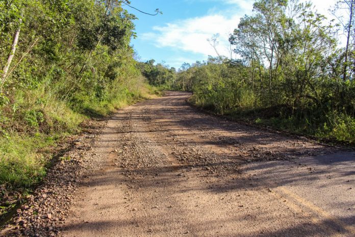 #ParaTodosVerem Na foto, a atual estrada da Serra do Faxinal, no Sul de Santa Catarina, ainda de chão batido