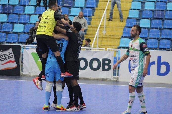 #ParaTodosVerem Na foto, atletas do Tubarão Futsal comemoram a vitória, por 2x0, sobre o Curitibanos, pelo Estadual de Futsal