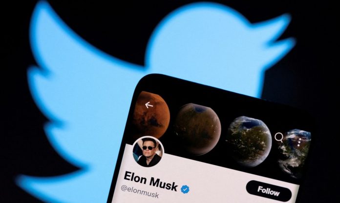 #ParaTodosVerem Na foto, atrás o símbolo do Twitter e na frente o perfil de Elon Musk na rede social