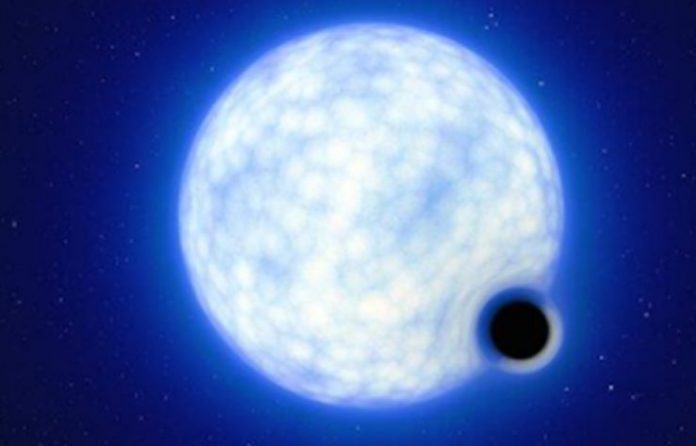 #ParaTodosVerem Na foto, uma ilustração de como é um estrela com um buraco negro ao lado