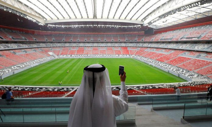 #ParaTodosVerem Na foto, uma pessoa tira foto do Estádio Al Bayt, no Catar, onde ocorrerá a próxima Copa do Mundo