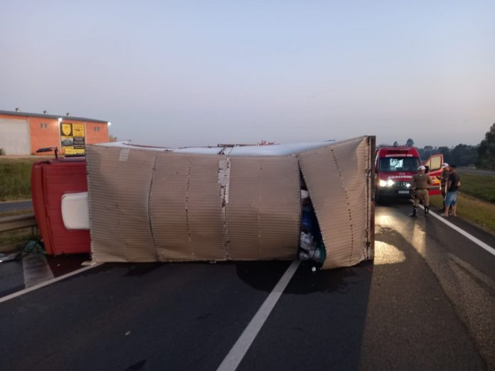 #ParaTodosVerem Na foto, um caminhão tombado sobre uma rodovia