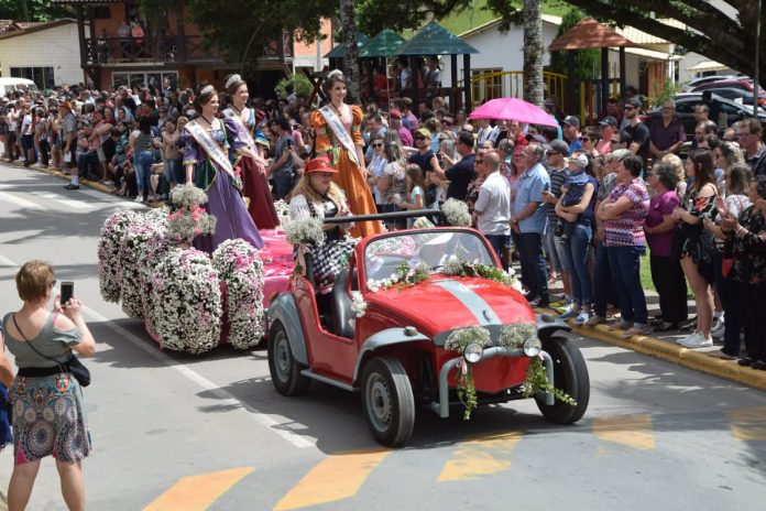 #ParaTodosVerem Na foto, um desfile cultural alemão