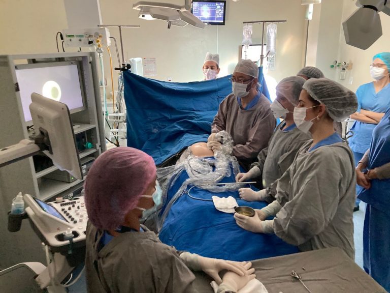 #ParaTodosVerem Na foto, uma equipe médica realiza uma cirurgia intrauterina em um feto