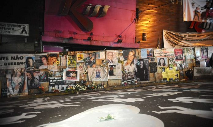 #ParaTodosVerem Na foto, a fachada da antiga Boate Kiss, em Santa Maria, coberta pelas fotos das 242 pessoas que morreram em decorrência de um incêndio