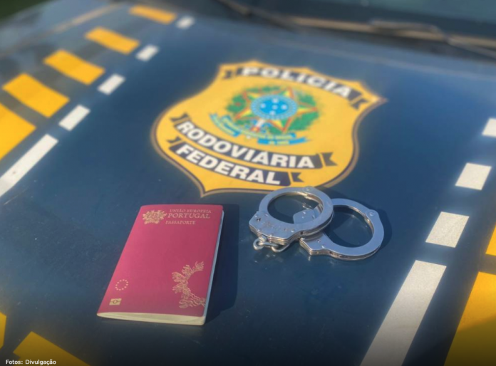 #ParaTodosVerem Na foto, uma viatura da Polícia Federal com uma algema e um passaporte português