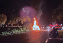 #ParaTodosVerem Na foto, um acidente de trânsito. Um dos carros pega fogo