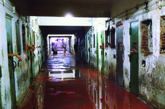 #ParaTodosVerem Na foto, um corredor penitenciário com várias portas e o chão cheio de sangue. A imagem é de um dia depois do episódio e faz parte do processo que se arrasta na justiça desde 1992