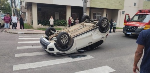 Carro capota em acidente no Centro de Criciúma