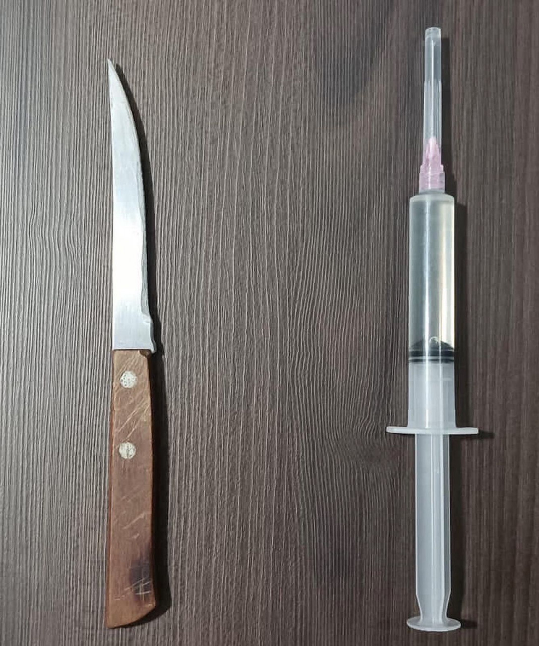 #ParaTodosVerem Na foto, uma faca e uma seringa com algum líquido dentro