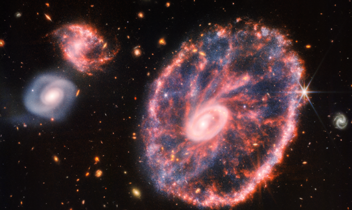 #ParaTodosVerem Na foto, a imagem da Galáxia Cartwheel obtida pelo Telescópio Espacial James Webb