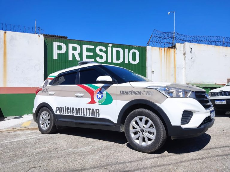 #ParaTodosVerem Na foto, o portão do Presídio Regional de Imbituba. Há uma viatura da Polícia Militar na frente