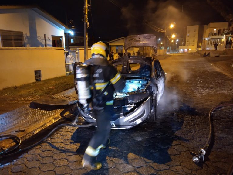 Veículo pega fogo e é destruído pelas chamas, em Criciúma
