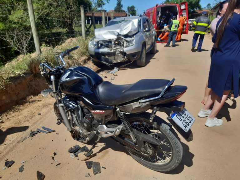 Colisão entre carro e moto deixa jovem ferido, em Imaruí