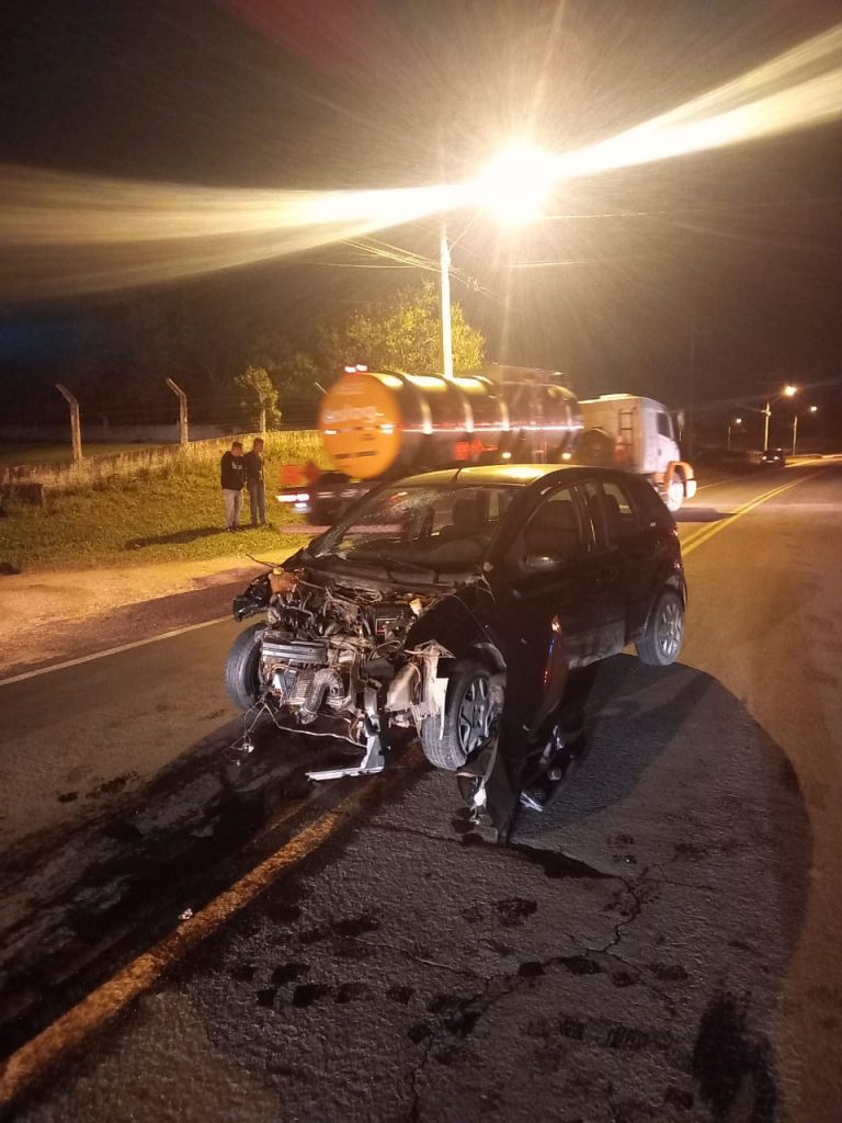 Acidente na SC-443 deixa duas pessoas feridas, em Criciúma
