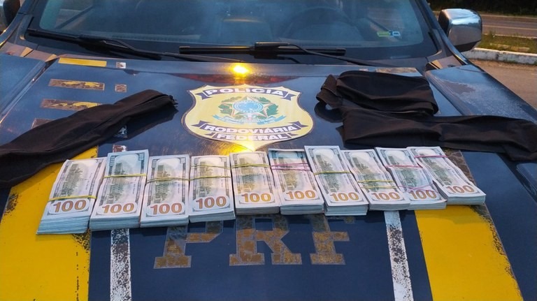 Casal de Criciúma é preso com quase 100 mil dólares na BR-290 no Rio Grande do Sul