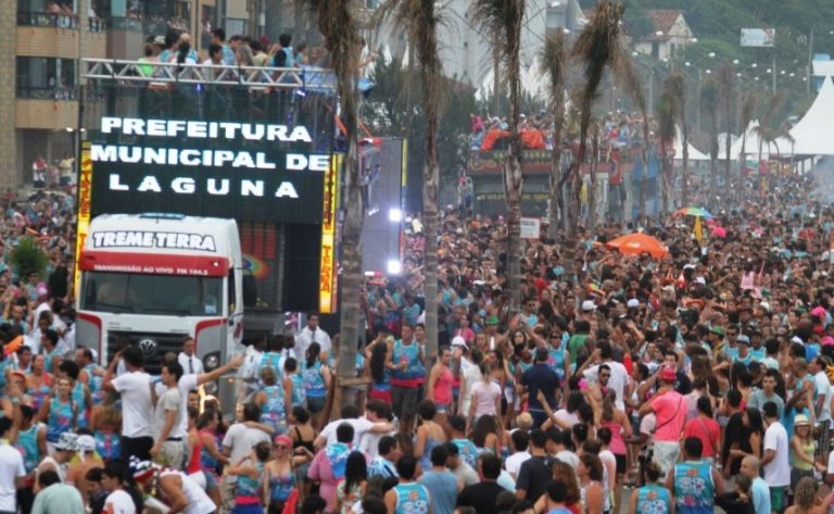 Fiocruz: Com sintomas respiratórios, pessoas devem evitar aglomerações no Carnaval