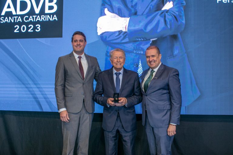 Zefiro Giassi recebe o Prêmio Personalidade de Vendas 2023 da ADVB/SC