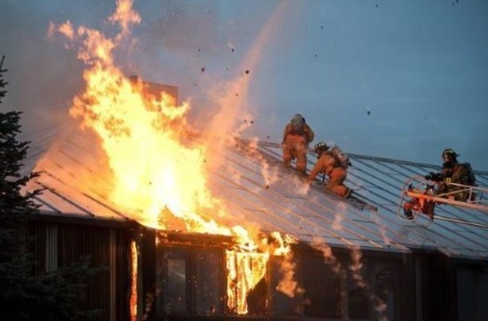 Homem recebe pena de 45 anos por incendiar casa da ex com 4 filhos e um neto dentro