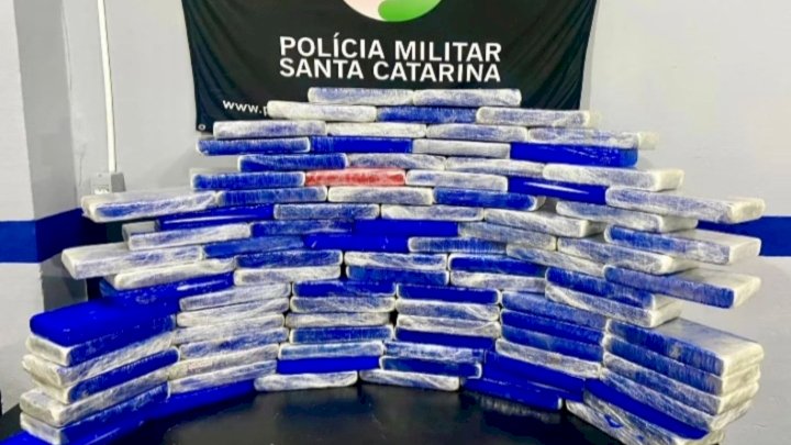 PM apreende mais de 100 quilos de cocaína em carro abandonado em Balneário Camboriú