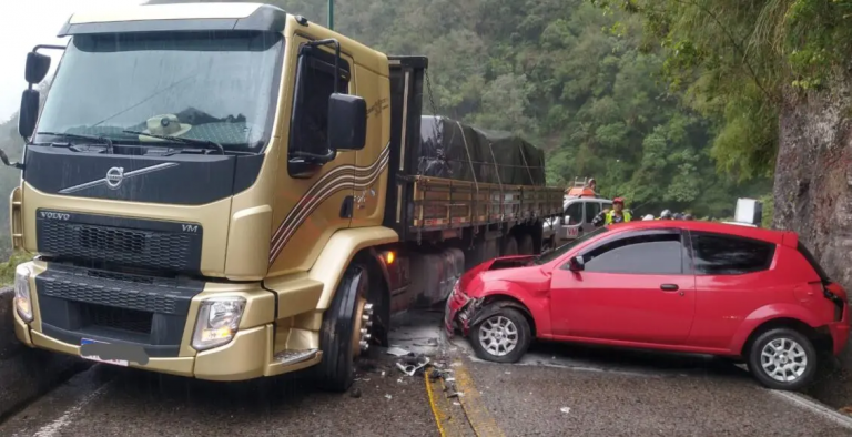 Acidente na Serra do Rio do Rastro interrompe trânsito após carro colidir com caminhão