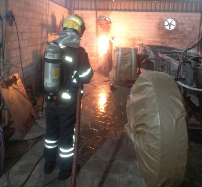 Oficina de caminhões é atingida por incêndio em Içara
