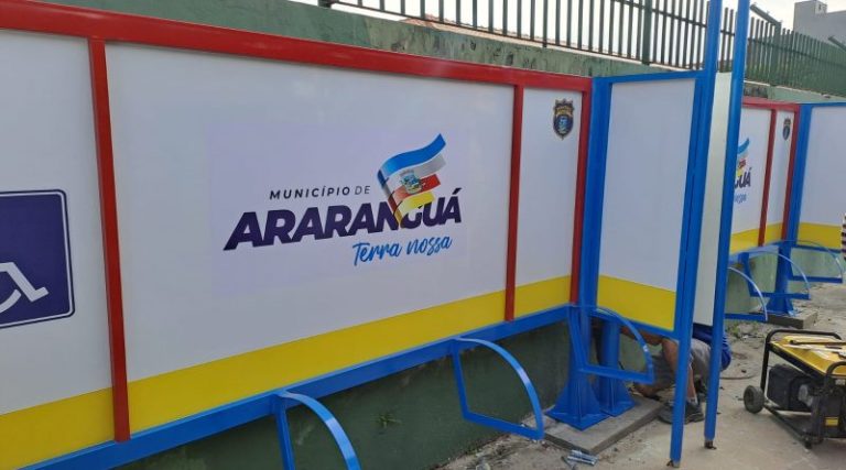 Prefeitura de Araranguá instala 37 novos pontos de parada de ônibus pela cidade