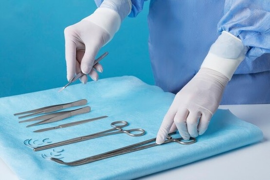 Mulher que teve pinça esquecida no corpo durante cirurgia cardíaca será indenizada por erro médico
