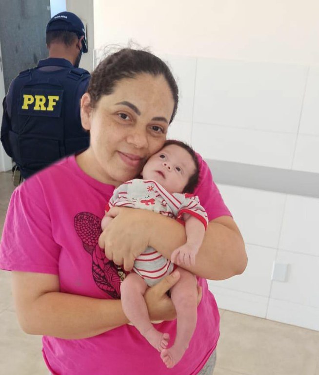 Policial Rodoviário Federal salva bebê engasgada em Brasília