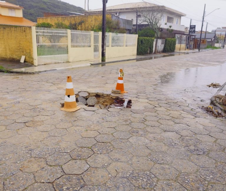 Equipes da Prefeitura de Laguna sinalizam pontos com problemas provocados pelas fortes chuvas
