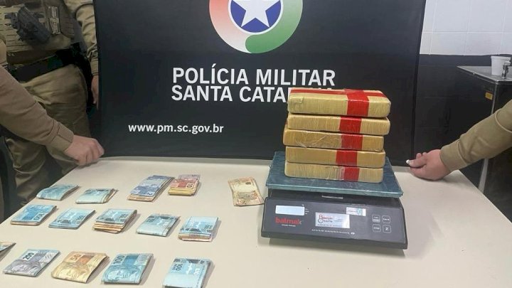 PM apreende mais de cinco quilos de cocaína e quase R$ 15 mil em Forquilhinha