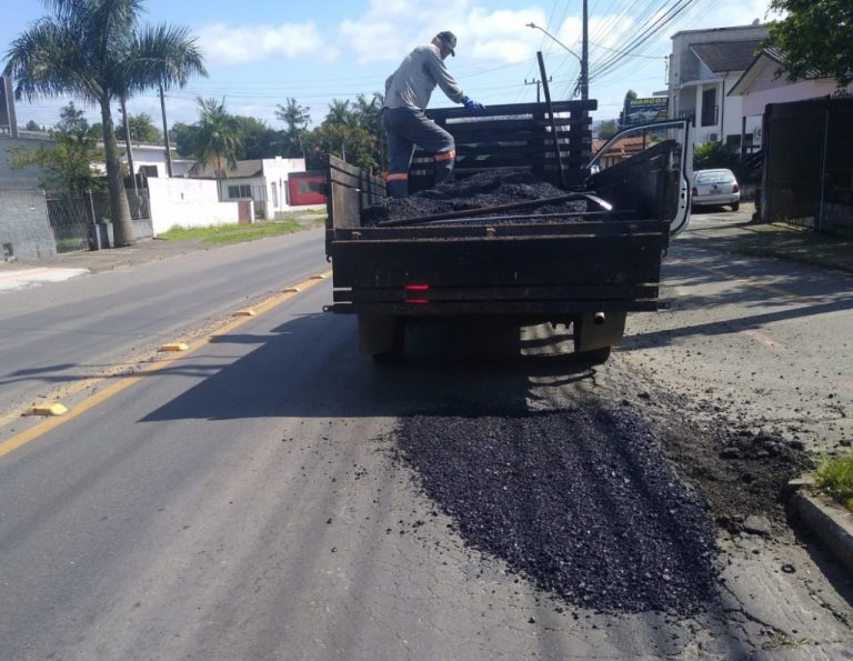 Prefeitura de Criciúma intensifica operação tapa-buracos em ruas e avenidas danificadas pelas fortes chuvas