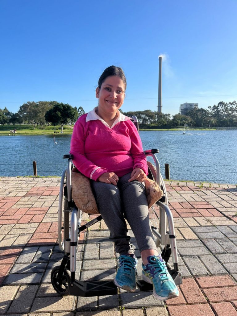 Jovem Tamires procura ajuda para aquisição de cadeira de rodas motorizada