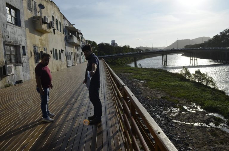 Fiscais vistoriam novo deck construído atrás do casario no Rio Tubarão