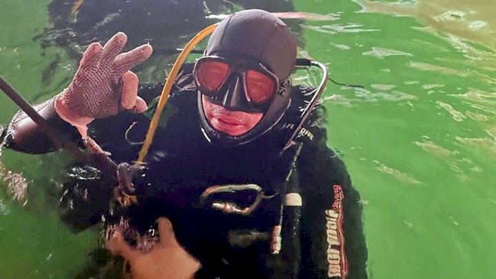 Mergulhadores da Polícia Militar apreendem 130 kg de cocaína em casco de navio