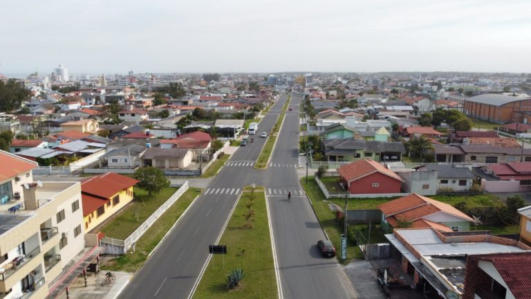 Imagem aérea da avenida principal da cidade de Balneário Arroio do Silva