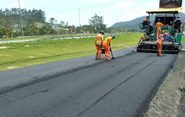 CCR recupera asfalto em diversos trechos da BR 101 entre Paulo Lopes e Passo de Torres