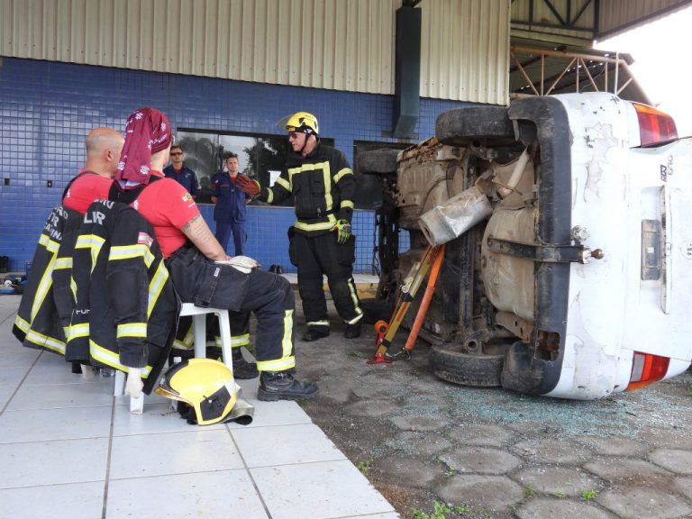 Corpo de Bombeiros realiza treinamento de resgate veicular no prédio da antiga rodoviária