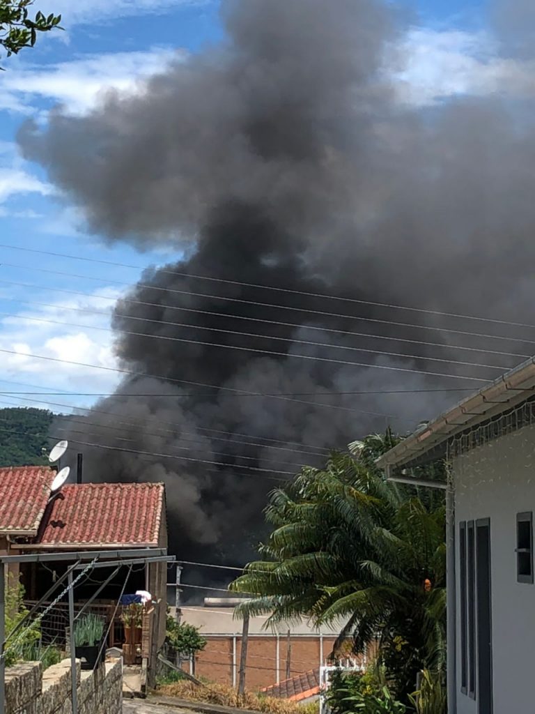Incêndio destrói depósito de empresa em Braço do Norte