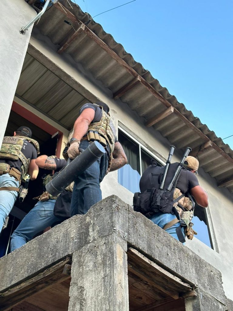 Grupo de policiais civis, armados, entra em apartamento da mulher que foi detida identificada como criminosa que aplicava golpes de falso sequestro.