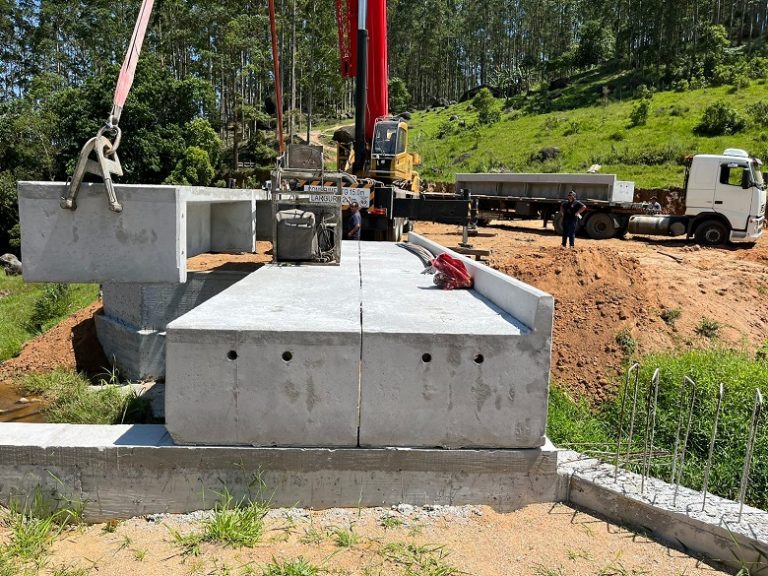 Prefeitura de Gravatal inaugura nova ponte de concreto na estrada para a Colônia
