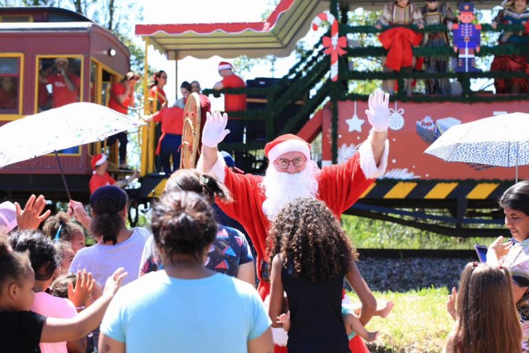 Trem de Natal da Ferrovia Tereza Cristina distibrui cerca de 7 mil brinquedos