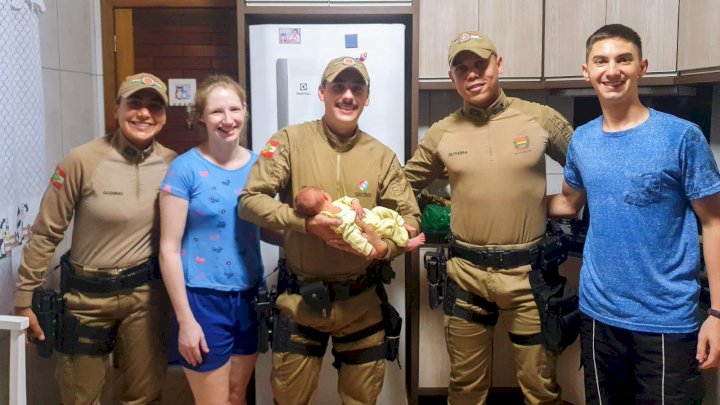 Policiais militares salvam a vida de um bebê recém-nascido que estava engasgado com leite materno