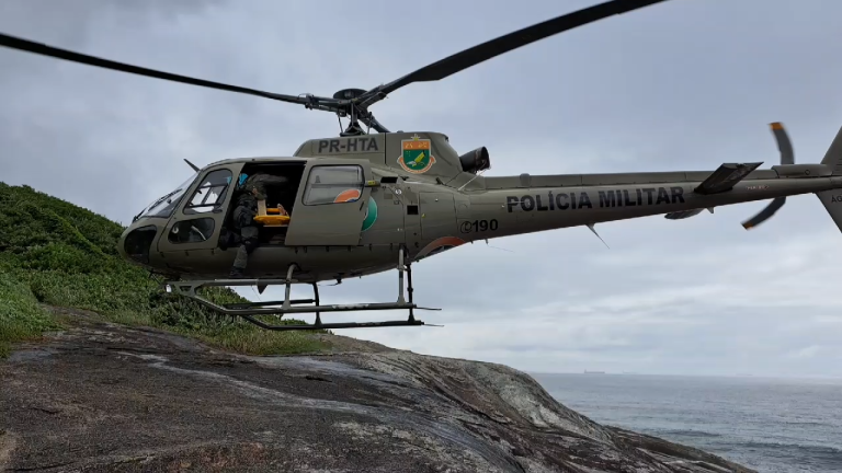 PMSC usa helicóptero para resgatar mulher ferida em trilha nas montanhas