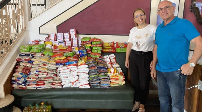 Mais de 330 quilos de alimentos, doados durante o Concerto de Verão da Orquestra Filarmônica Serra Catarinense, são entregues à assistência social de Laguna.