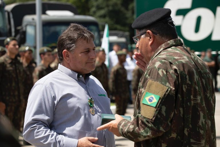 Fontanella Transportes recebe medalha do Exército Brasileiro por serviços prestados