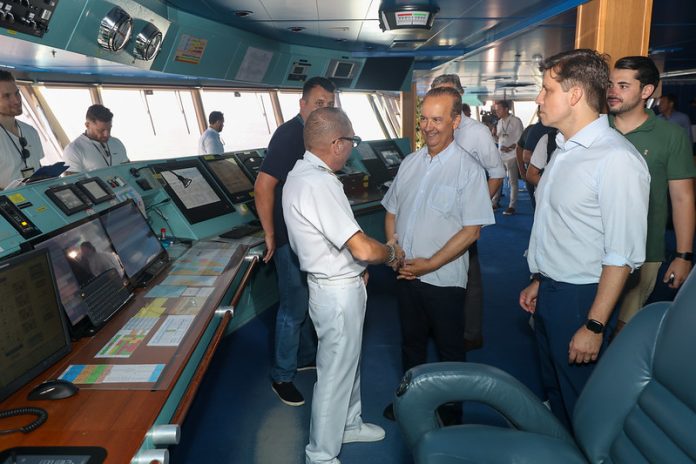 Governador Jorginho Mello visita cabine de comando de navio de cruzeiro marítimo, ancorado em Balneário Camboriú